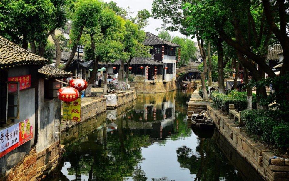逃离黑与白的房间